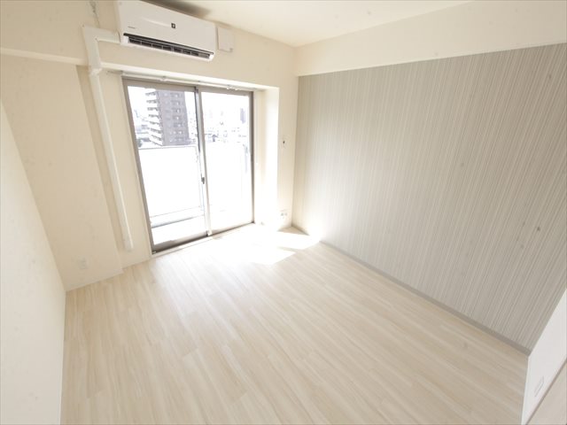 居室・リビング　洋室7.1帖　エアコン完備　バルコニーに面しています