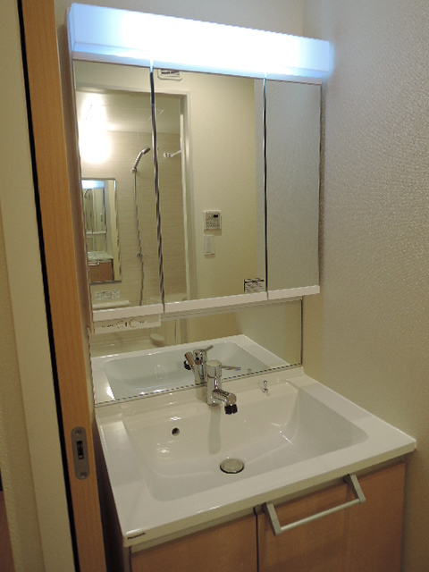 洗面設備　★三面鏡裏が収納になっているシャンプードレッサー★