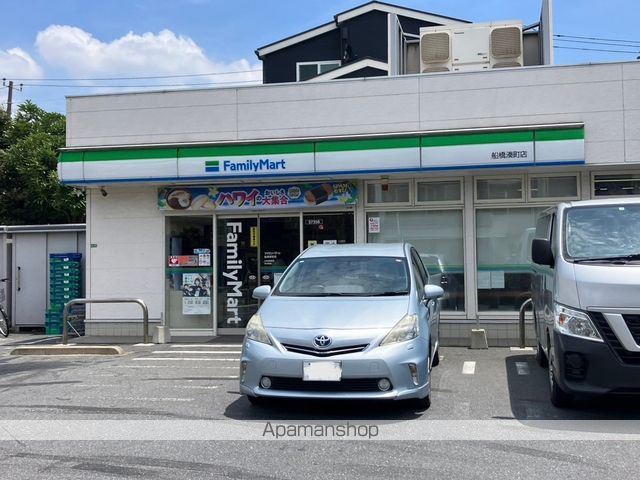 コンビニ　ファミリーマート船橋湊町店（コンビニ）まで695m