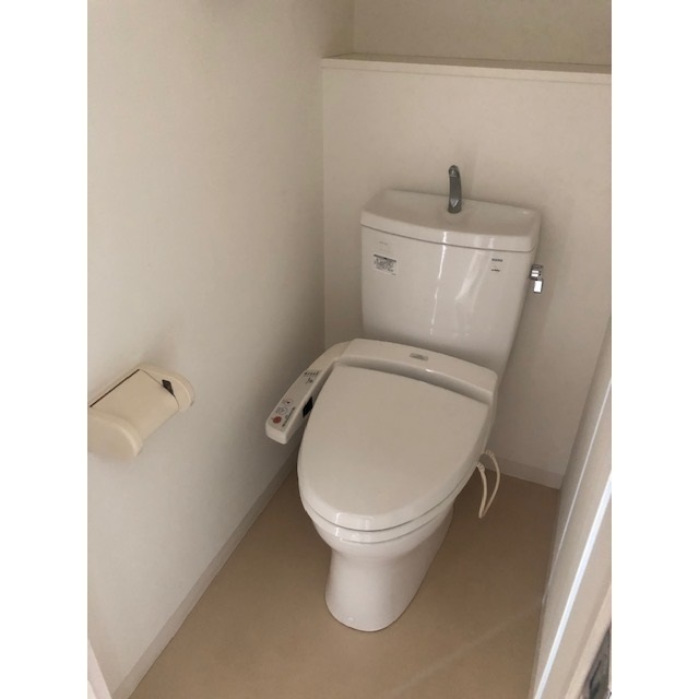 トイレ　温水洗浄便座。