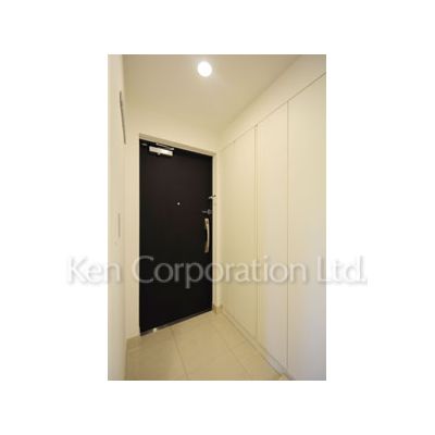 玄関　同タイプ13階のお部屋を撮影。仕様が異なることがあります。