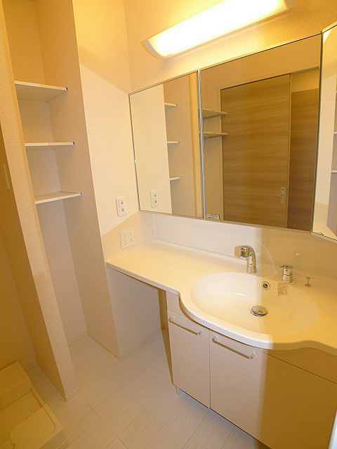 洗面設備　魅力的な大きな洗面台