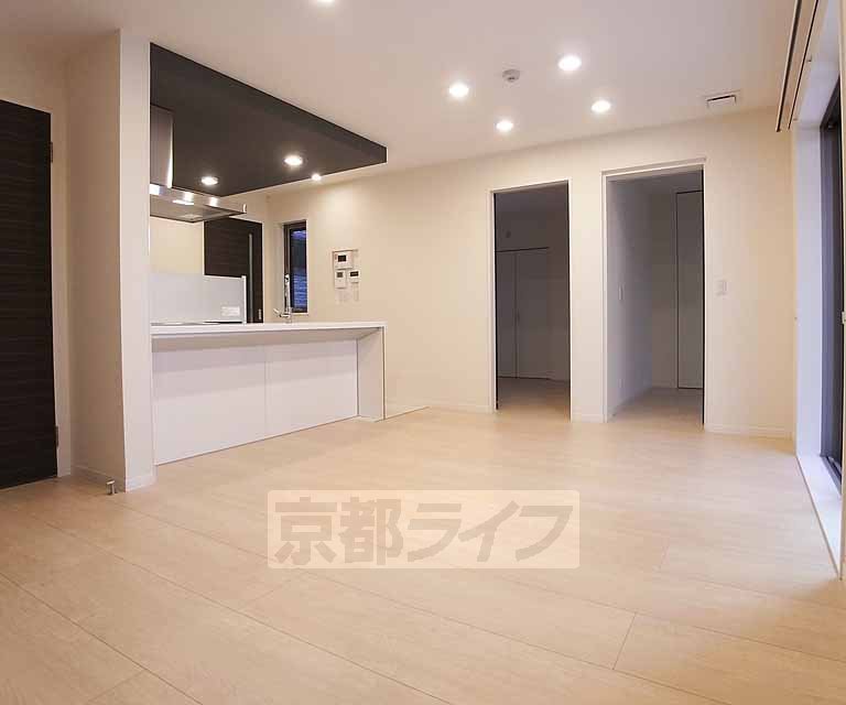 居室・リビング　広く明るいリビング。