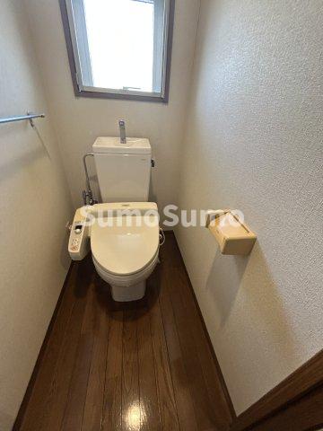 トイレ　落ち着いた色調のトイレです