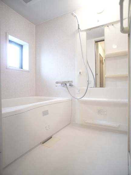 バス・シャワールーム　追い焚き機能付きです♪