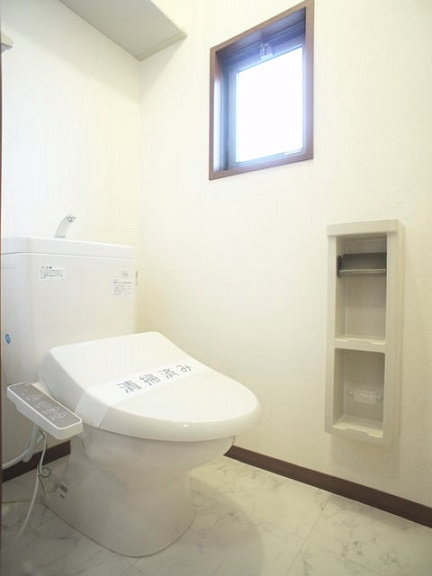トイレ　温水洗浄暖房便座機能付きです♪