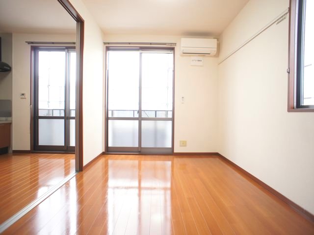 居室・リビング　2部屋採光☆快適に過ごせるエアコン付きです♪