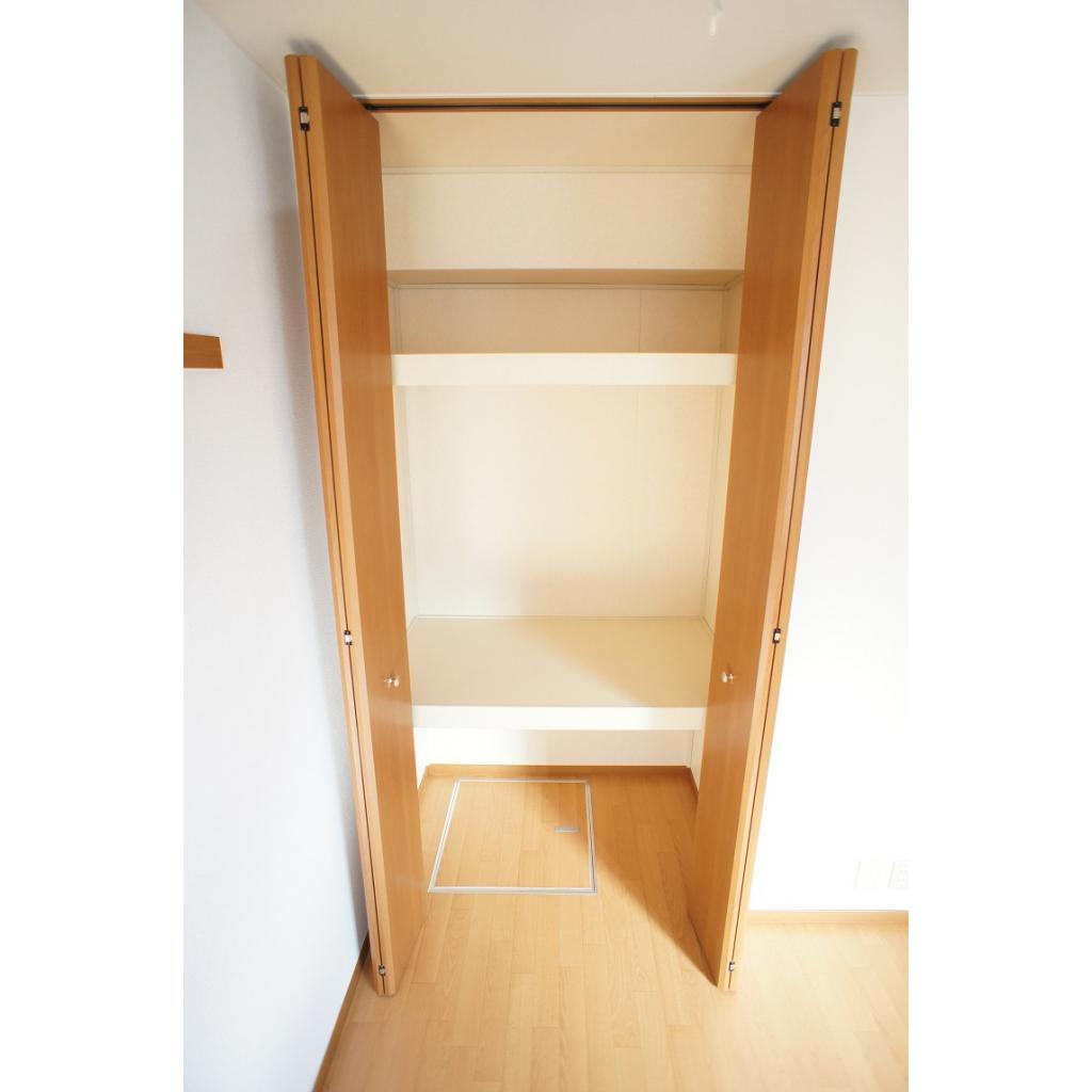 収納　中棚・枕棚があるクローゼットは収納しやすい造りです。