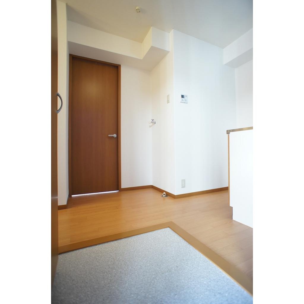 玄関　ゆったり広めの玄関スペースです。