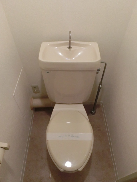 トイレ　トイレにも収納ＢＯＸあります。