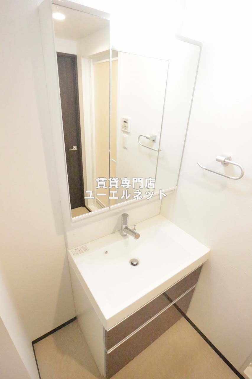 洗面設備　清潔感ある独立洗面台で毎日気持ちよく♪