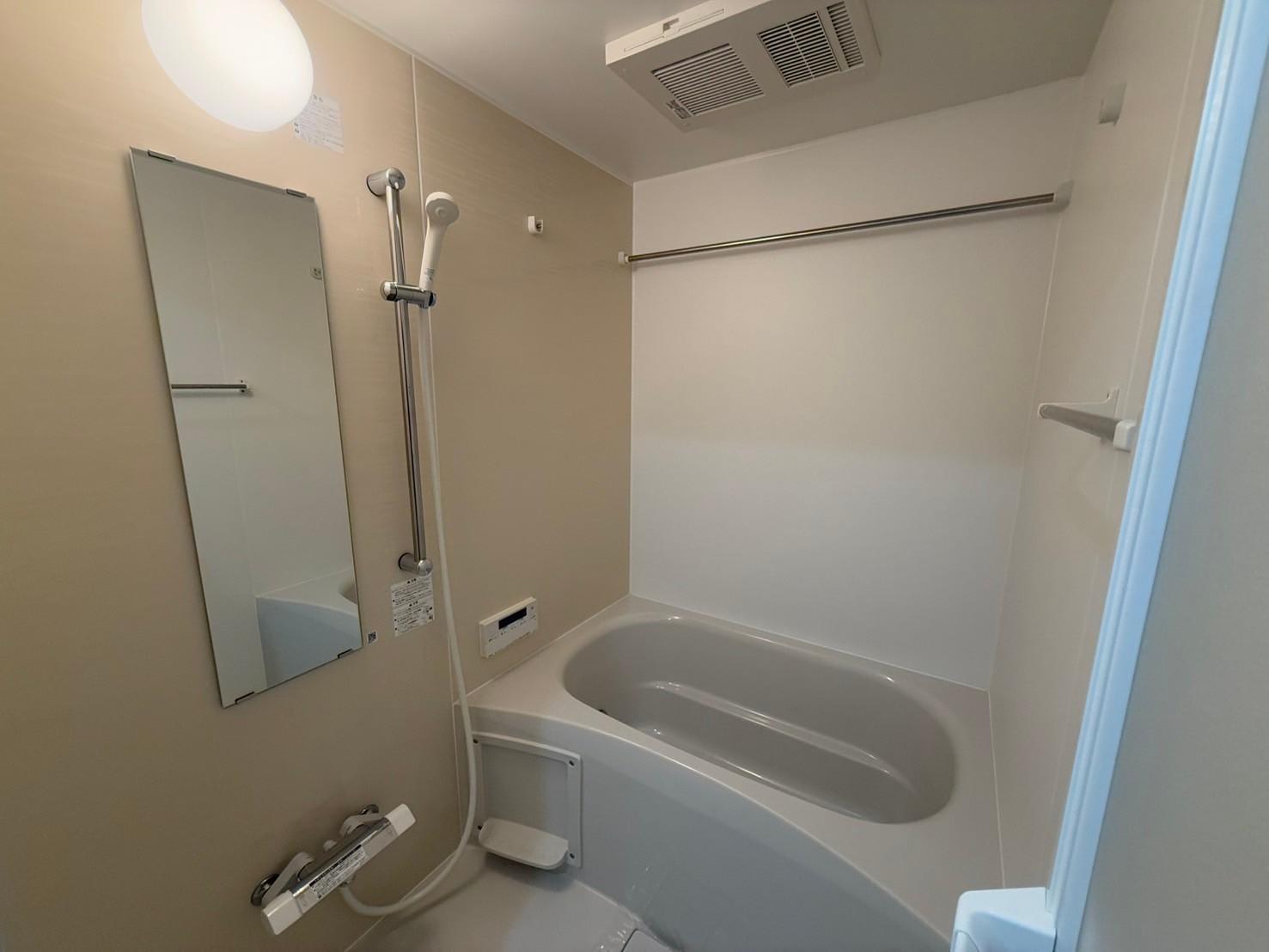 バス・シャワールーム　浴室乾燥機・追焚機能付きです