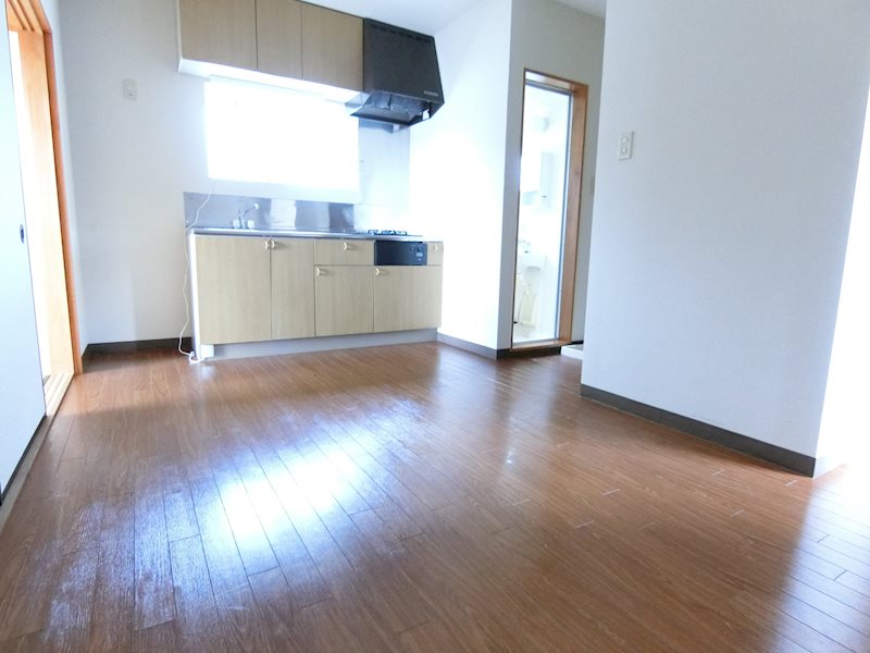 居室・リビング　同型タイプ　　　太陽の温かい光がリビングに差し込みます。