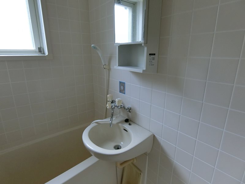 洗面設備　同型タイプ　　　お風呂に鏡付きは嬉しいです！