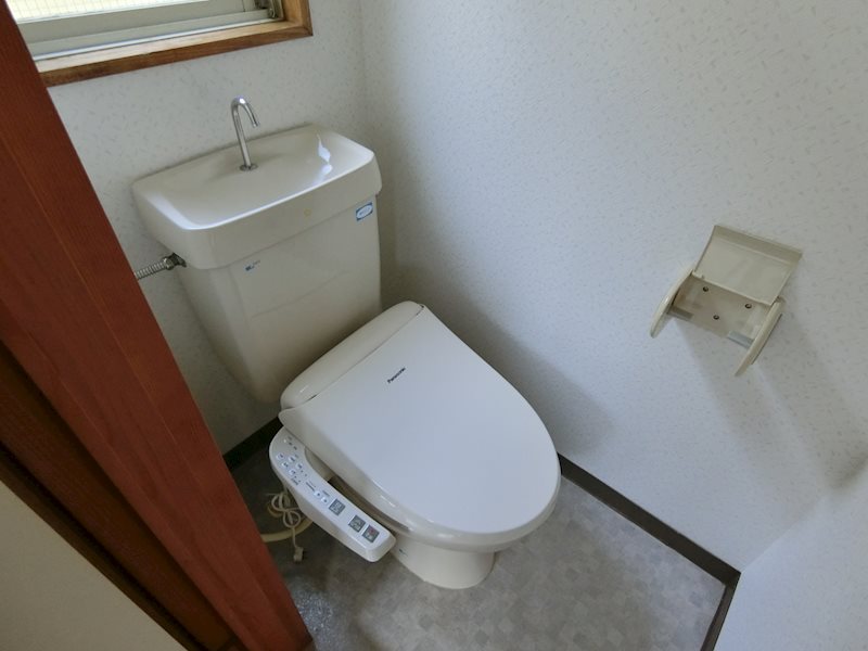 トイレ　同型タイプ　　　温水洗浄便座も完備！