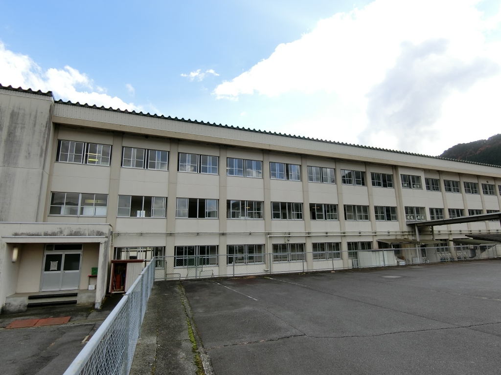 中学校　中津川市立付知中学校（中学校）まで2563m