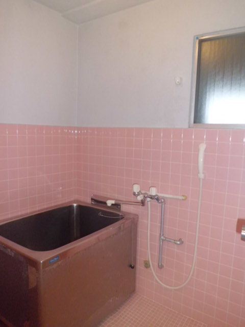 バス・シャワールーム　窓があって換気のしやすいバスルーム