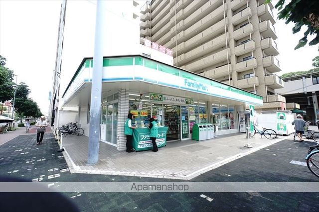 コンビニ　ファミリーマート（コンビニ）まで520m