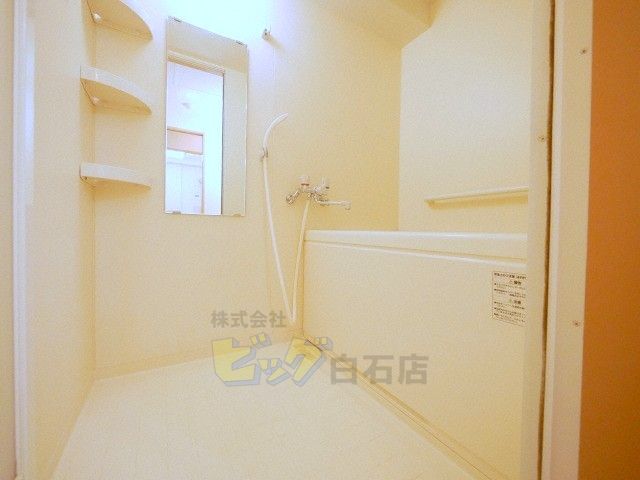 バス・シャワールーム　広々タイプのお風呂です♪