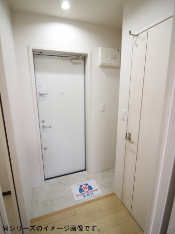 玄関　内装は参考写真です。
