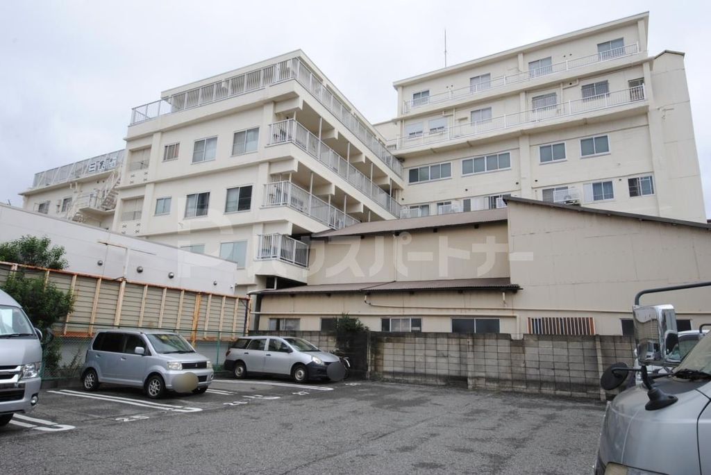 建物外観　駐車場