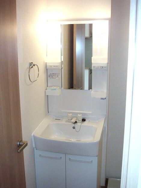 洗面設備　朝の支度にも助かる、独立の洗髪洗面化粧台