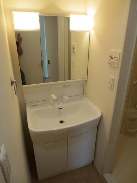 洗面設備　人気な独立洗面台です