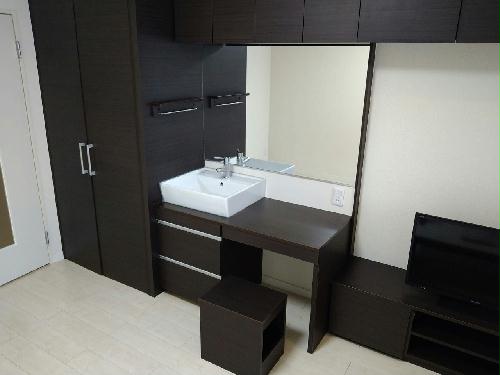 洗面設備　大きな鏡と椅子もついてます♪