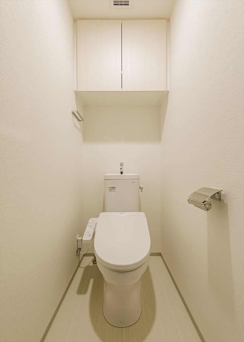 トイレ　落ち着いた色調のトイレです