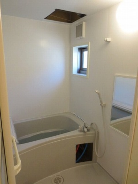 バス・シャワールーム　浴室に窓あります