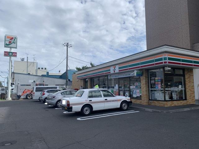 コンビニ　セブンイレブン（コンビニ）まで664m
