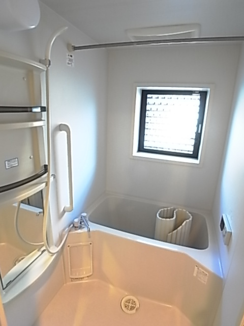 バス・シャワールーム　浴槽の蓋は撤去します。