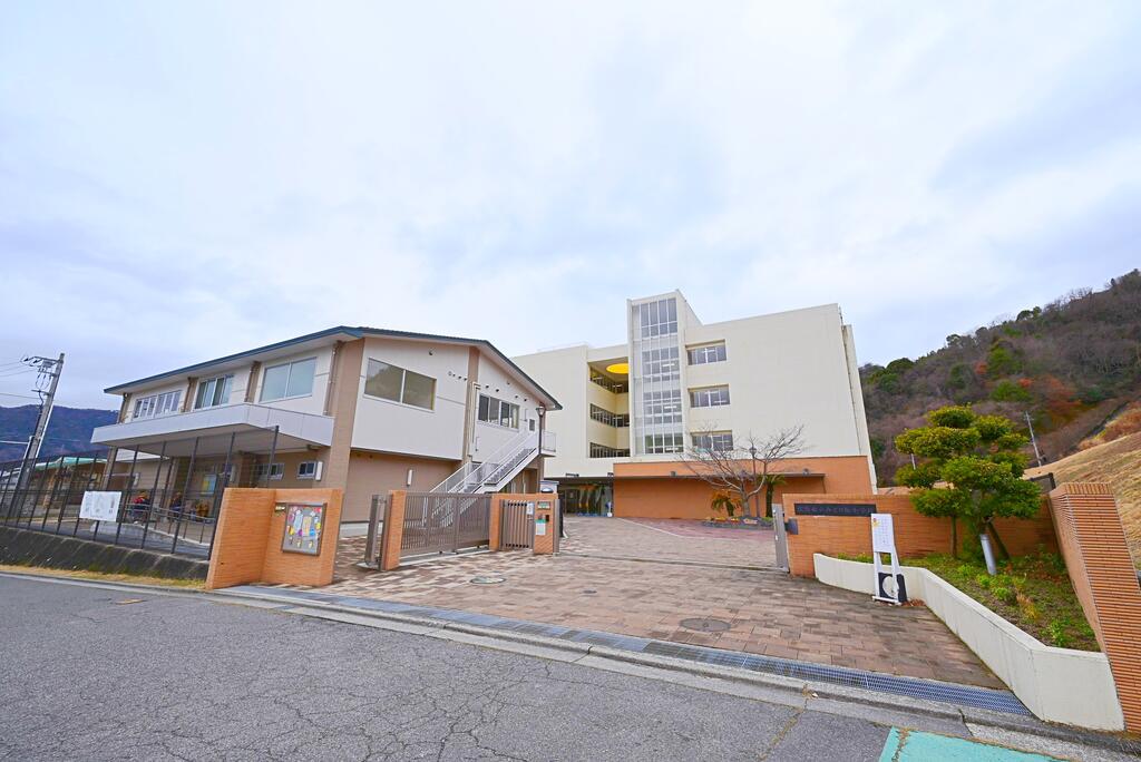 小学校　広島市立みどり坂小学校（小学校）まで800m