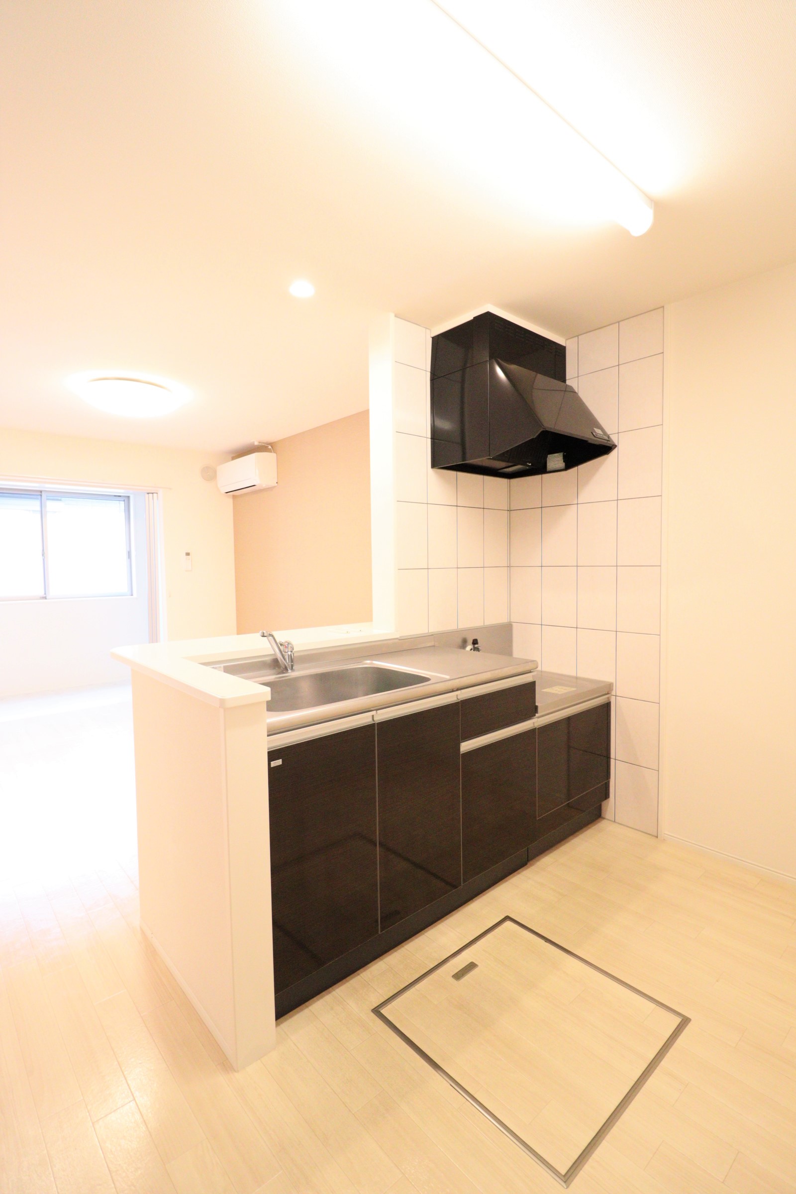 キッチン　スッキリとしたキッチン♪床下収納庫は1階ならでは♪