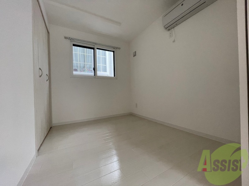 その他部屋・スペース　寝室はこちらです。光が差し込む、温かみのあるお部屋です。