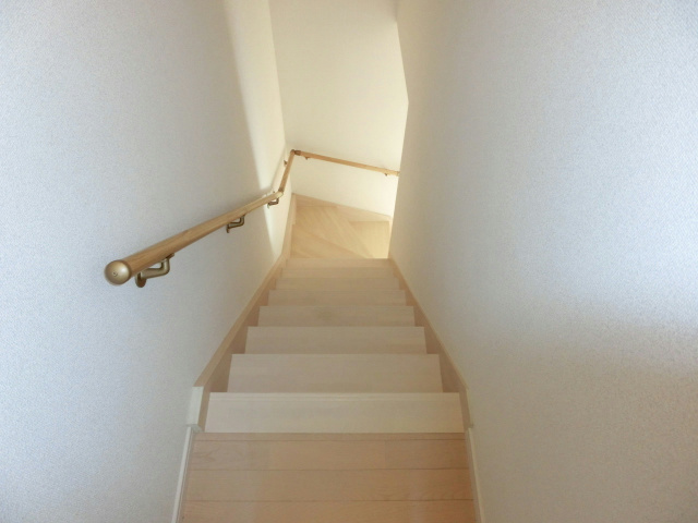 その他　2階ホールから階段を撮影。手すりもついていて安心です。