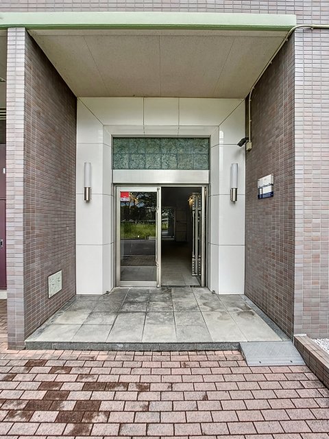 エントランス　落ち着いたエントランスです