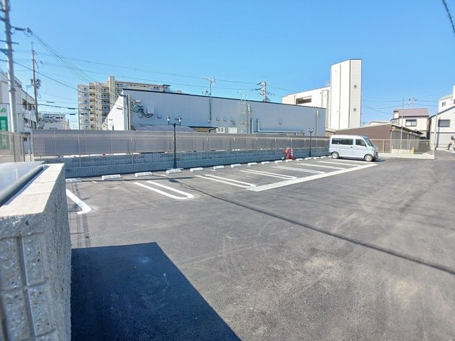 駐車場　駐車場があるので、車を買う予定の方も安心です