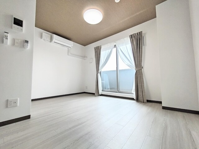 居室・リビング　※カーテンは設備ではありません