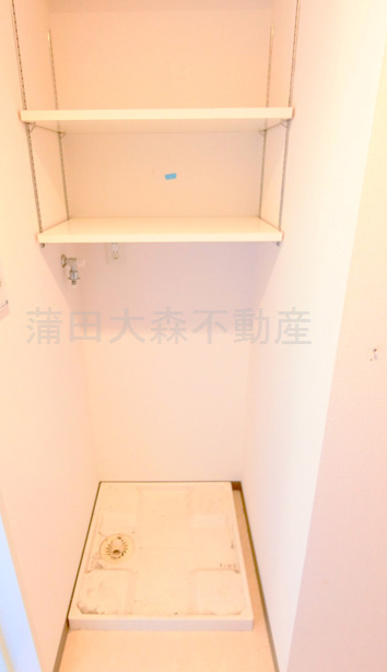 その他設備　棚付きの洗濯機置き場