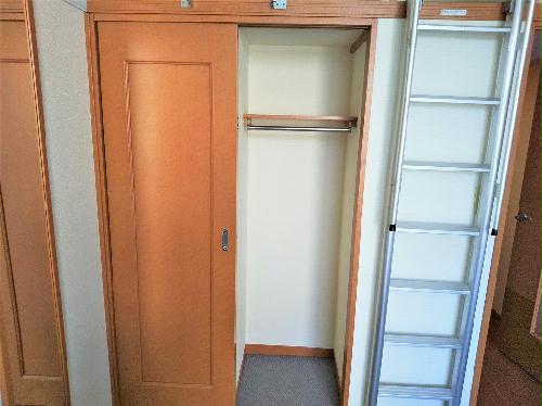 収納　扉側にも同様な収納スペースがあります