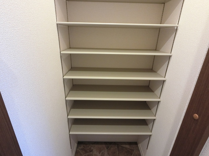 玄関　収納たっぷりのシューズクローク