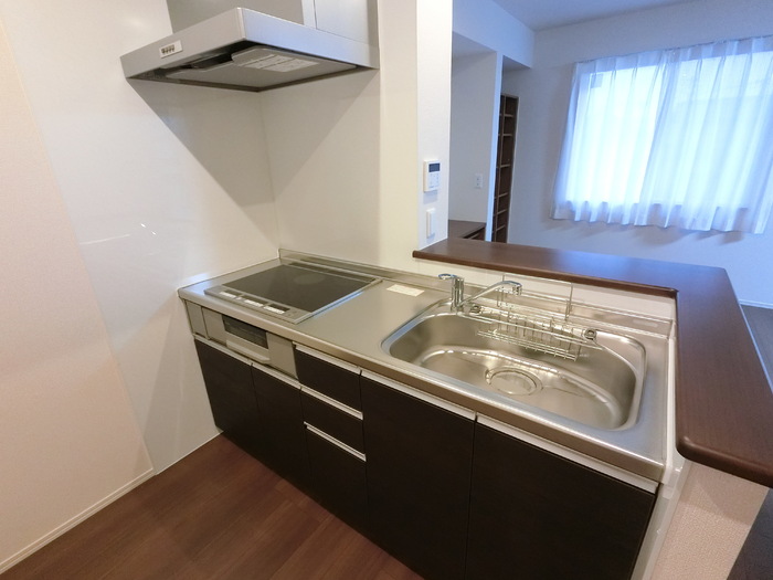 キッチン　対面キッチン（ＩＨクッキングヒーター付のシステムキッチン）