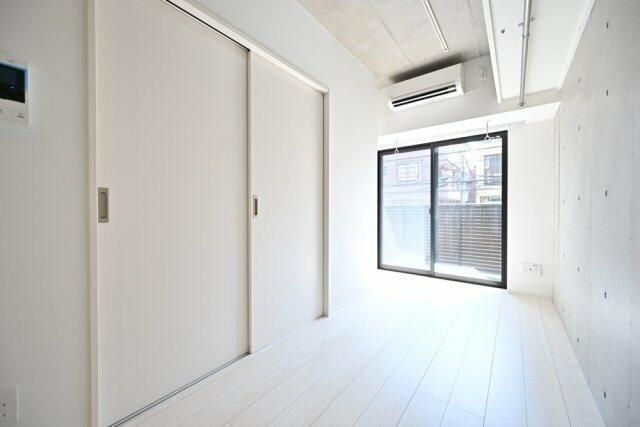 居室・リビング　※他号室参考写真（反転）