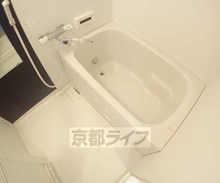 バス・シャワールーム　清潔感のあるバスルームです。