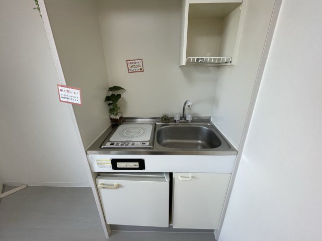 キッチン　(参考)同マンション反転間取り他部屋の写真