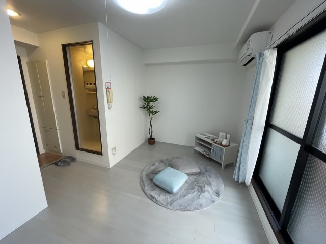 居室・リビング　(参考)同マンション反転間取り他部屋の写真