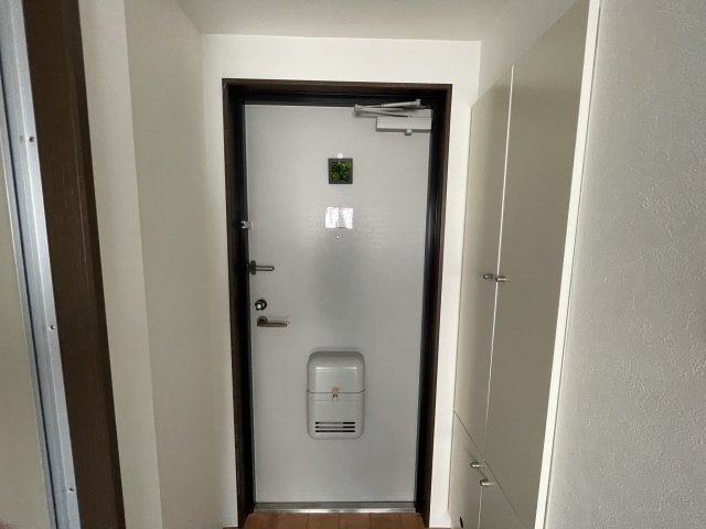 玄関　(参考)同マンション反転間取り他部屋の写真