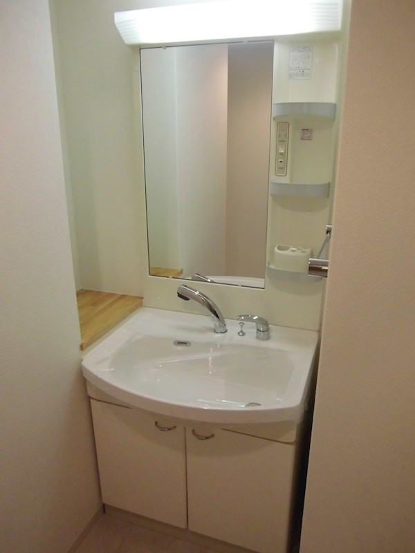 洗面設備　同タイプ下の階参照