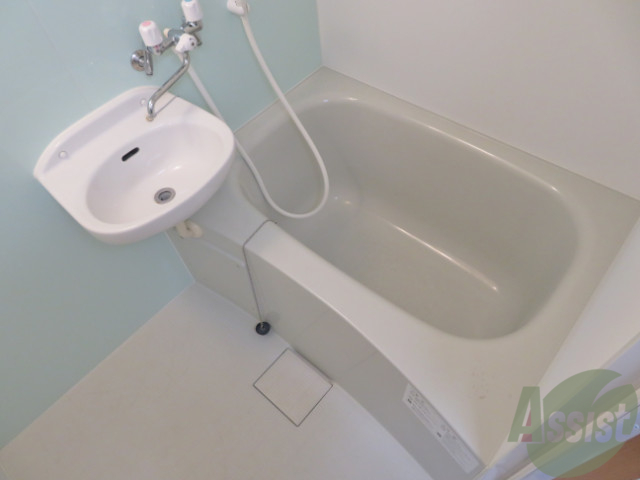 バス・シャワールーム　バスルームは狭すぎず、シャワーも浴びやすそうです。